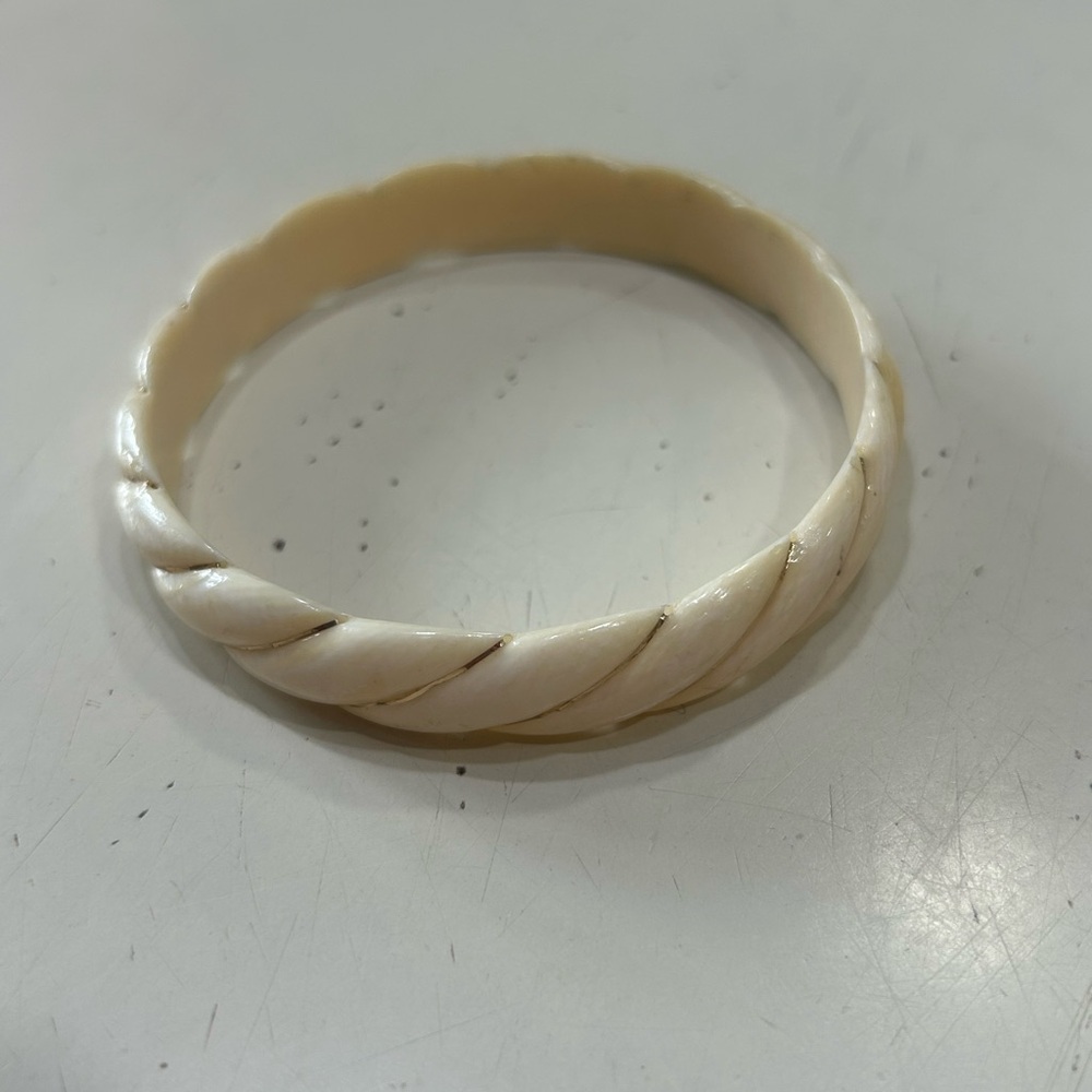 One of two Elegant Ivory with 14 Karat Gold Wire Twisted Bracelet. - Picture 2 of 8